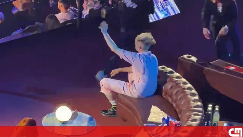 Momento em que representante britânico na Eurovisão é “adotado” por delegação da Dinamarca
