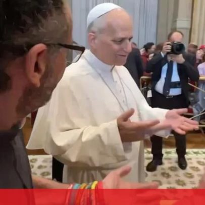 Papa Leão XIV faz gesto viral '6-7' e diverte jovens católicos no Vaticano