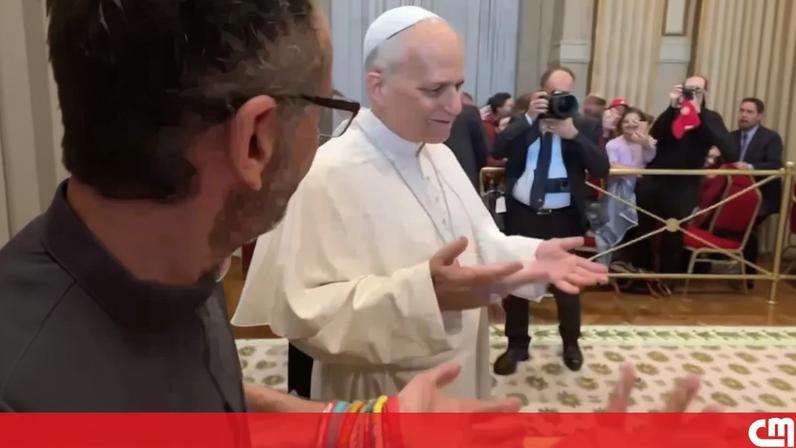 Papa Leão XIV faz gesto viral “6-7” e diverte jovens católicos no Vaticano