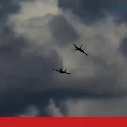 Dois aviões da Marinha dos EUA colidem em pleno ar, imagens mostram