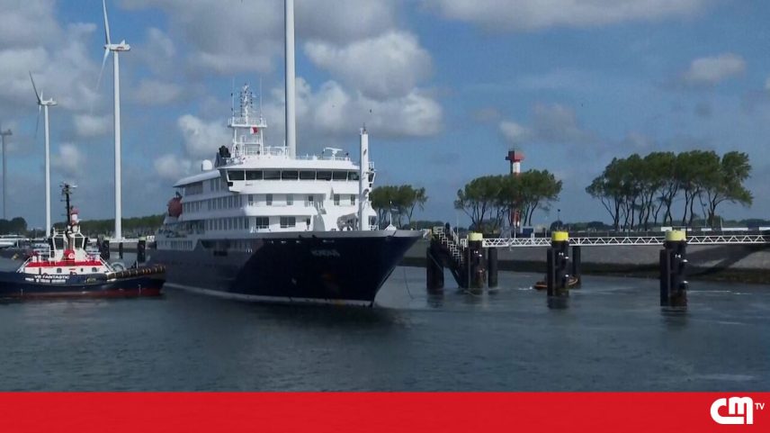 Imagem do navio cruzeiro no porto de Roterdão