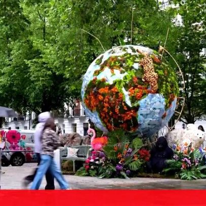 Bairro de luxo de Londres transforma-se num cenário fora deste mundo com flores e extraterrestres