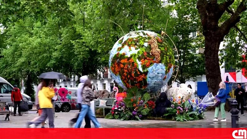 Flores, planetas e até extraterrestres decoram ruas, lojas e praças do bairro de Chelsea, em Londres, Reino Unido.