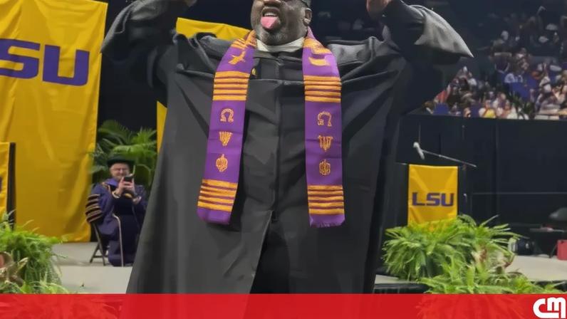 Shaquille O’Neal recebendo o diploma de mestrado na Universidade Estadual da Louisiana.