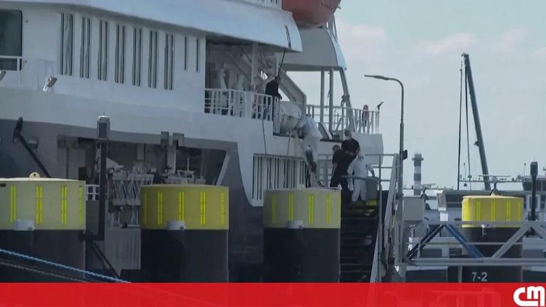 Equipas com fato de proteção abandonam navio afetado por hantavírus no porto de Roterdão