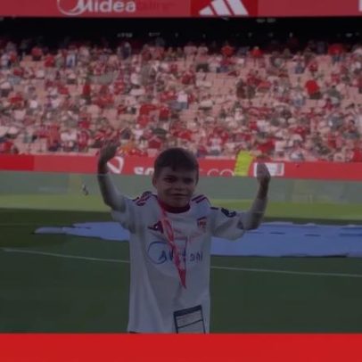 Jovem de 12 anos com doença rara é homenageado no estádio de Sevilha