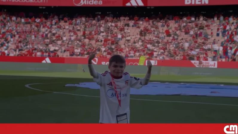 Jovem Leo ao lado do capitão do Sevilla FC, na homenagem no estádio