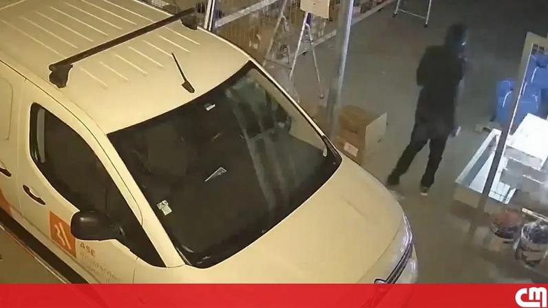 Imagens de videovigilância captam cinco encapuzados a assaltar empresa em Albergaria-a-Velha