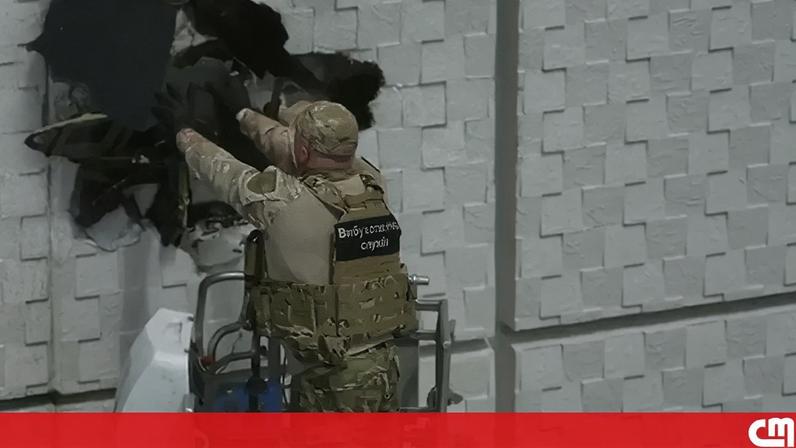 O momento em que drone não detonado é removido de prédio em Odessa