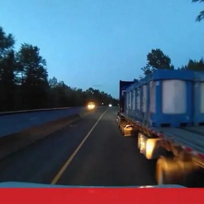 Camião-cisterna capota após colisão com veículo pesado em autoestrada nos EUA