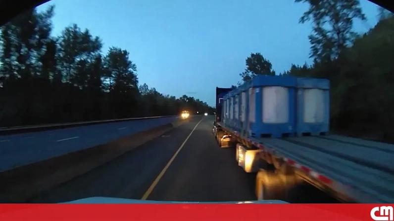 Imagens mostram camião-cisterna a capotar após colisão com veículo pesado em autoestrada nos EUA