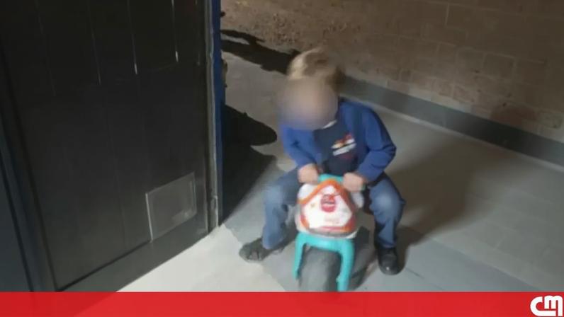 Imagens mostram crianças abandonadas em Alcácer do Sal a brincar numa padaria