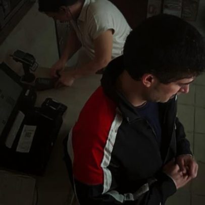 Nova imagem mostra mãe que abandonou filhos franceses para pagar com multibanco