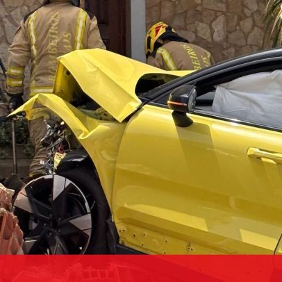 Carro despista-se em Cascais e destrói fachada de casa; condutora fica ferida