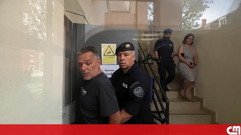 O momento em que casal francês sai do tribunal de Setúbal depois de lhes ser decretada prisão preventiva