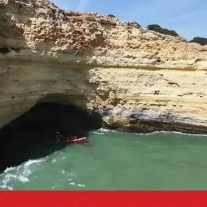 Imagens mostram resgate de barco com 12 pessoas que virou na Gruta de Benagil