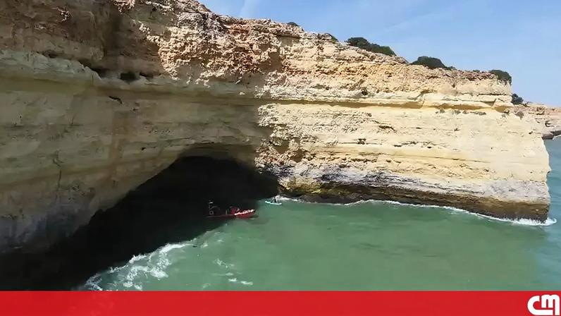 Imagens mostram resgate de barco com 12 pessoas que virou na Gruta de Benagil