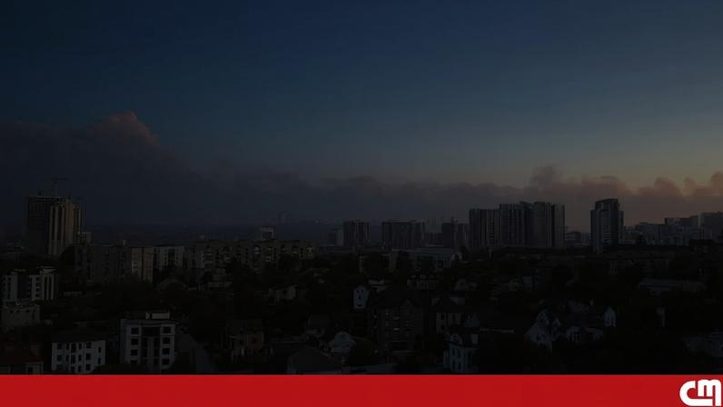 Nuvem de fumo dos ataques russos visto esta manhã de Kiev