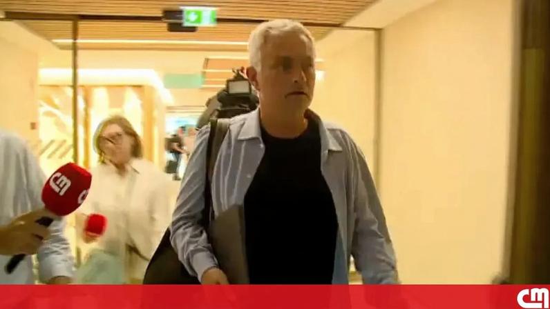 Mourinho na chegada ao aeroporto de Lisboa