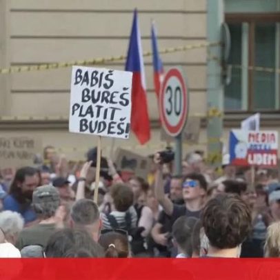Protestos em Praga contra plano de financiamento dos media públicos