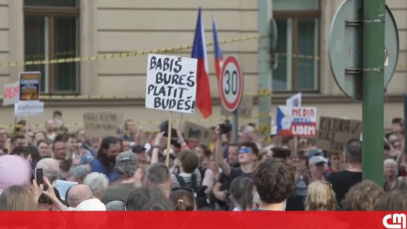Protestos em Praga contra plano do governo para alterar financiamento dos media públicos