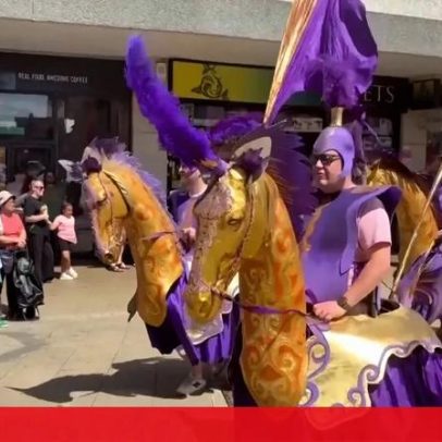 Cores e música marcam desfile de carnaval em festival britânico de Luton