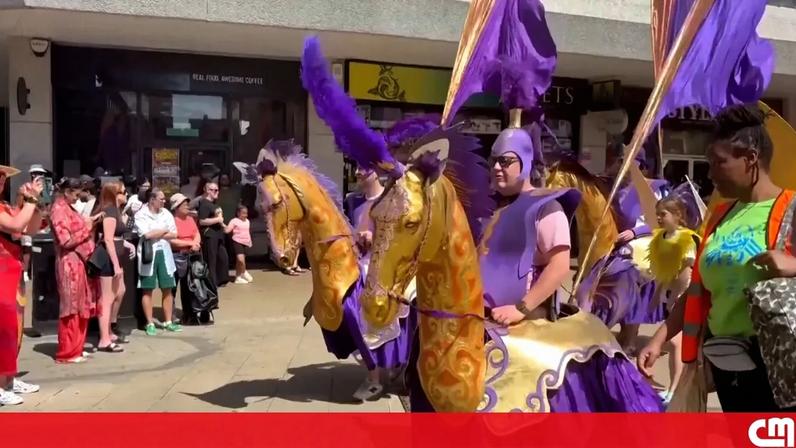 Cores e música marcam desfile de carnaval em festival britânico de Luton