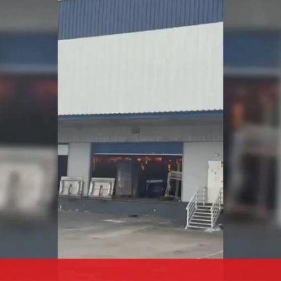 Novas imagens do incêndio no armazém da DHL em Vialonga