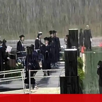 Alunos encharcados pela chuva intensa durante cerimónia de finalistas nos EUA