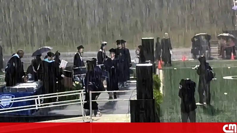 Alunos encharcados pela chuva intensa durante cerimónia de finalistas nos EUA