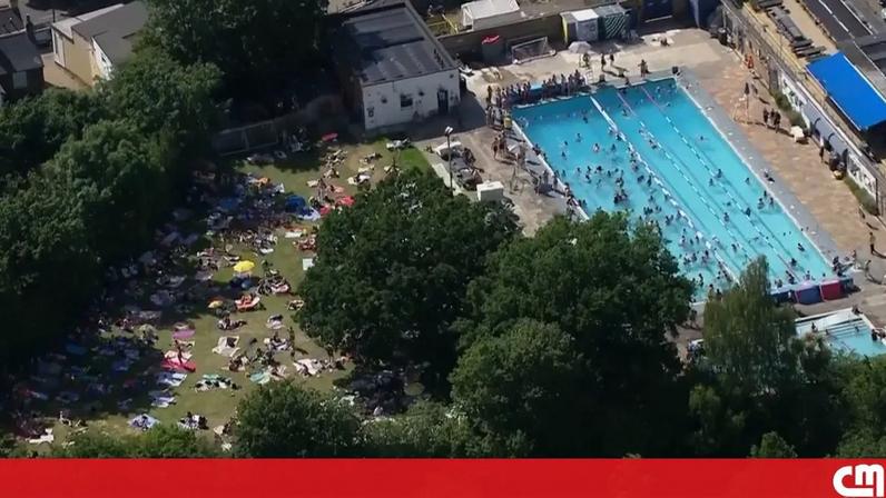 Londres enfrenta calor recorde; multidões aproveitam piscinas e áreas verdes