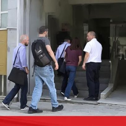 Imagens mostram inspetores da PJ a entrar no edifício da Águas de Gaia