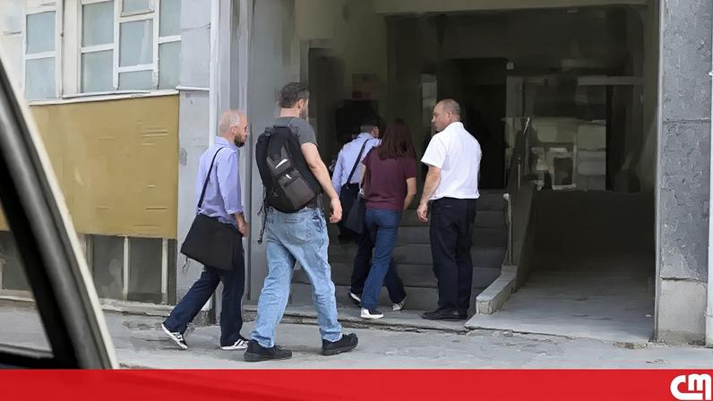 Imagem de inspetores da Polícia Judiciária a entrar no edifício da empresa Águas de Gaia.