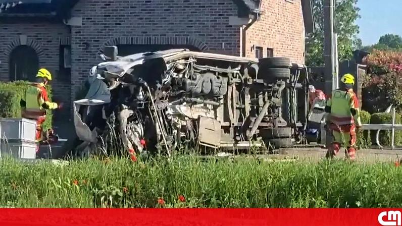 Autocarro escolar colide com comboio na Bélgica: equipas de emergência presentes