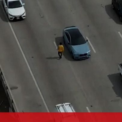 Homem visto a caminhar numa autoestrada no Texas, via drone