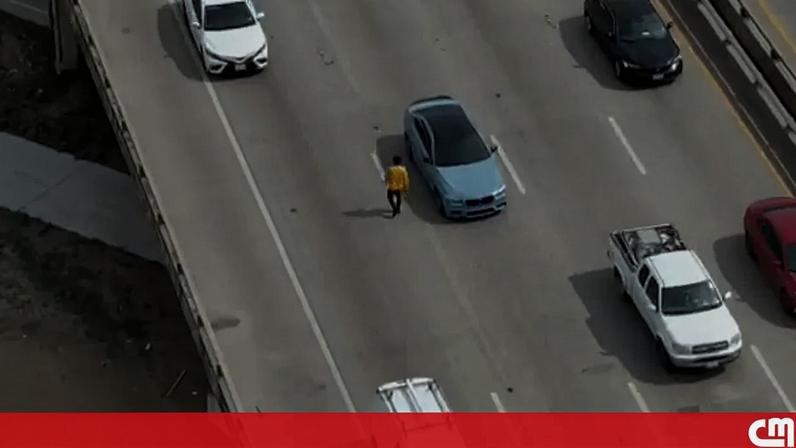 Homem visto a caminhar numa autoestrada no Texas, via drone