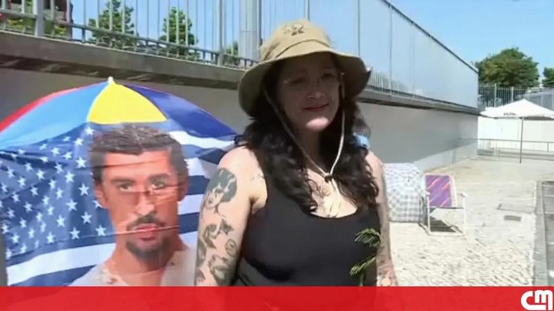 Fãs aguardam o concerto de Bad Bunny no Estádio da Luz