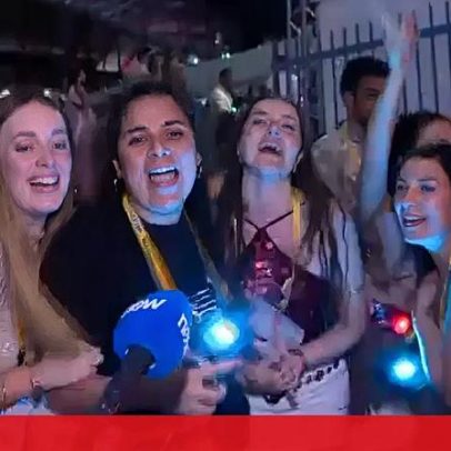Fãs emocionados com concerto de Bad Bunny, cartazes nas mãos
