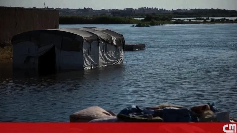 A subida do nível do rio Eufrates está a provocar cheias em várias zonas do norte e leste da Síria, afetando habitações, estradas e terrenos agrícolas.