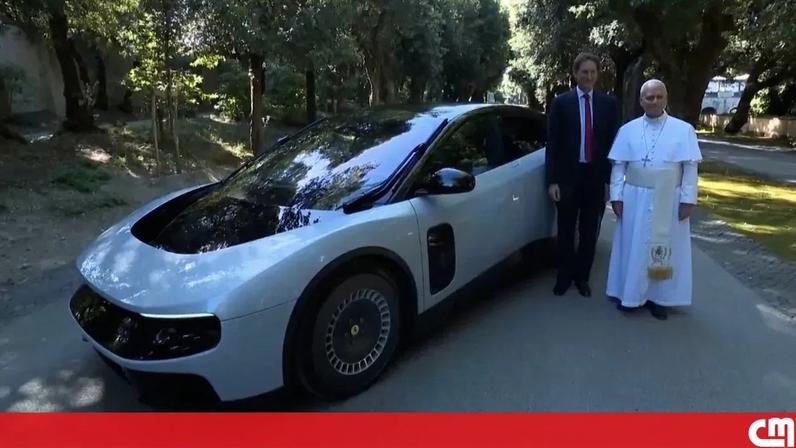 Imagem do vídeo mostrando Papa Leão XIV ao volante do primeiro elétrico da Ferrari