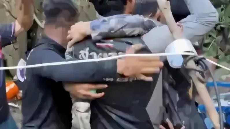 Gritos de júbilo após resgate de grupo preso numa gruta inundada em Laos