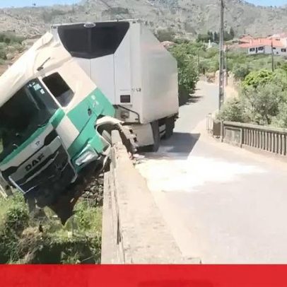 Camião despista-se e fica suspenso numa ponte no Fundão