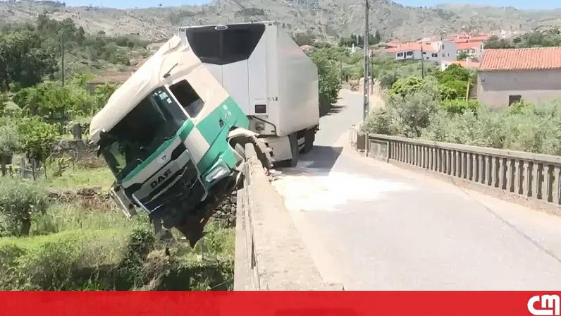 Camião despista-se e fica suspenso numa ponte no Fundão