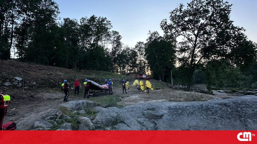 Família surpreendida pela subida do caudal do rio Cávado em Braga
