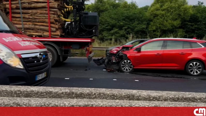 Um ferido em colisão na A1 em Vila Nova de Gaia. Trânsito está condicionado