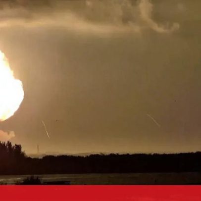Foguetão de Jeff Bezos explode, colorindo o céu de laranja durante teste