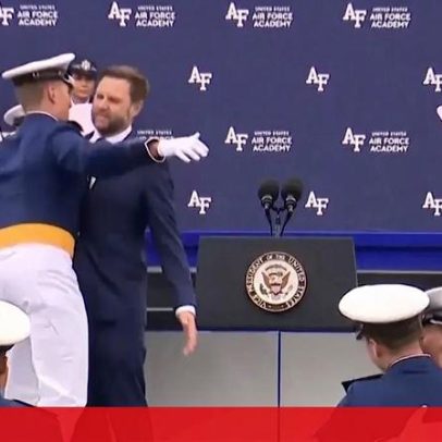 Cadete da Força Aérea tenta chest bump ao vice-presidente JD Vance; ele reage