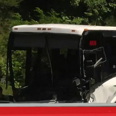 Autocarro causa acidente em cadeia nos EUA: cinco mortos e 34 feridos