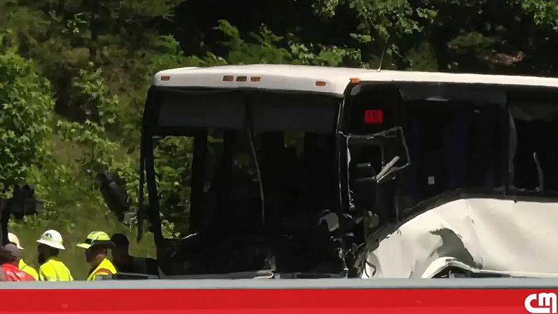 Autocarro causa acidente em cadeia nos EUA: cinco mortos e 34 feridos