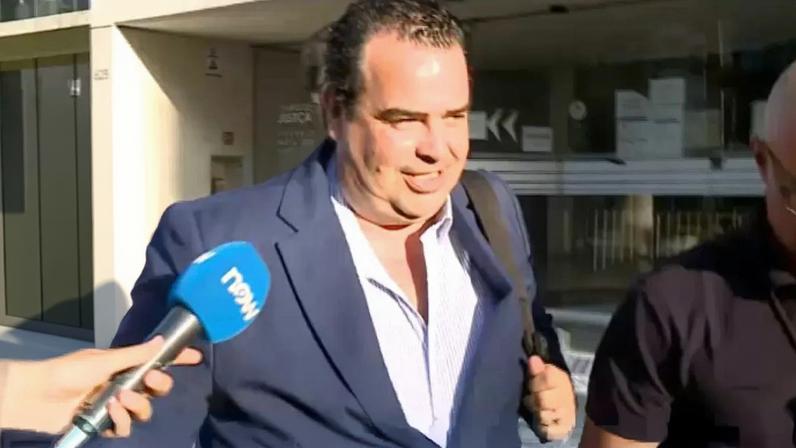Assessor de Carneiro reage a medidas de coação na saída do Campus de Justiça